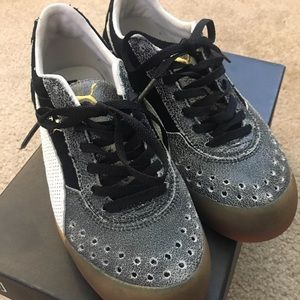 Boys size 4 Puma Tiro II